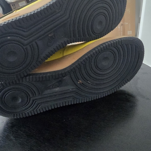 Nike AIR FORCE 1 LV8 QUALITY MADE Yellow Sneakers with Black Accents 8.5 In Mens